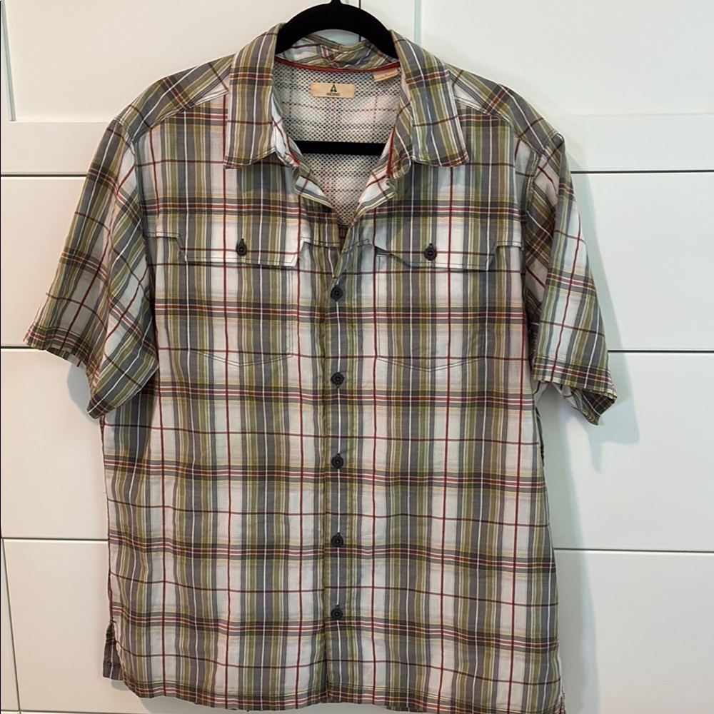 Ascend short sleeve untucked shirt
Size L men’s